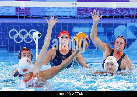 Saint Denis. 28 luglio 2024. Le giocatrici olandesi difendono durante il turno preliminare di pallanuoto femminile Di gruppo Una partita tra Cina e Paesi Bassi ai Giochi Olimpici di Parigi 2024 a Saint-Denis, in Francia, il 29 luglio 2024. Crediti: Zhang Yuwei/Xinhua/Alamy Live News Foto Stock