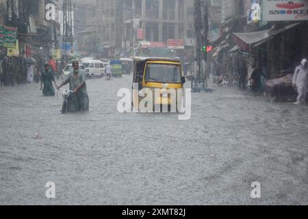 Rawalpindi, Pakistan. 29 luglio 2024. I pendolari sono visti su una strada allagata durante le forti piogge monsoniche a Rawalpindi, Pakistan, il 29 luglio 2024. Crediti: Str/Xinhua/Alamy Live News Foto Stock