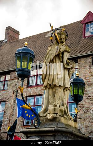 Statua di San Gioannes Nepomucenus a Bruges, Belgio, primo martire del sigillo del Condessional. Foto Stock