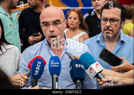 Madrid, Spagna. 29 luglio 2024. Jorge Buxade, vicepresidente del partito Vox, parla ai media durante una manifestazione in cui i venezuelani residenti a Madrid protestano per esprimere il loro disaccordo con i risultati elettorali in Venezuela. Crediti: Marcos del Mazo/Alamy Live News Foto Stock