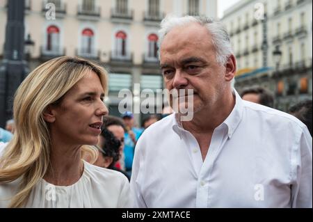 Madrid, Spagna. 29 luglio 2024. I deputati del PP (Partito Popolare) Esteban Gonzalez Pons (R) e Cayetana Alvarez de Toledo (L) sono visti sostenere la manifestazione in cui i venezuelani residenti a Madrid protestano per esprimere il loro disaccordo con i risultati elettorali in Venezuela. Crediti: Marcos del Mazo/Alamy Live News Foto Stock