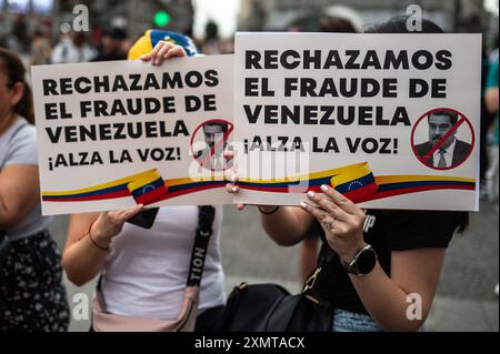 Madrid, Spagna. 29 luglio 2024. Le donne hanno un cartello con scritto "rifiutiamo la frode venezuelana, alziamo la tua voce” durante una manifestazione. I venezuelani residenti a Madrid si sono riuniti a Puerta del Sol per protestare ed esprimere il loro disaccordo con i risultati elettorali in Venezuela e dare sostegno al leader dell'opposizione Maria Corina Machado e al candidato dell'opposizione Edmundo Gonzalez. Crediti: Marcos del Mazo/Alamy Live News Foto Stock