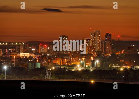Tramonto sul centro di Leeds, West Yorkshire, Regno Unito Foto Stock