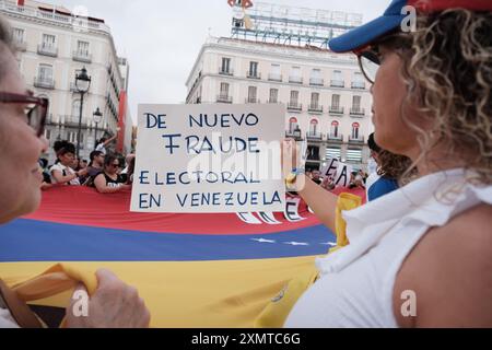 Madrid, Spagna. 29 luglio 2024. Diverse persone durante la manifestazione contro i risultati delle elezioni venezuelane al tramonto del 29 luglio 2024 a Madrid, Spagna Foto Stock