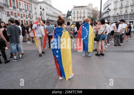 Madrid, Spagna. 29 luglio 2024. Diverse persone durante la manifestazione contro i risultati delle elezioni venezuelane al tramonto del 29 luglio 2024 a Madrid, Spagna Foto Stock