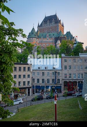 Quebec City, Canada - 18 luglio 2023: Il Chateau Champlain a Quebec City al crepuscolo con alcune persone irriconoscibili in primo piano Foto Stock