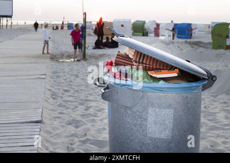 Muellton am Strand von Borkum, 19.07.2024. Borkum Deutschland *** pattumiera sulla spiaggia di Borkum, 19 07 2024 Borkum Germania Copyright: xUtexGrabowskyxphotothek.dex Foto Stock