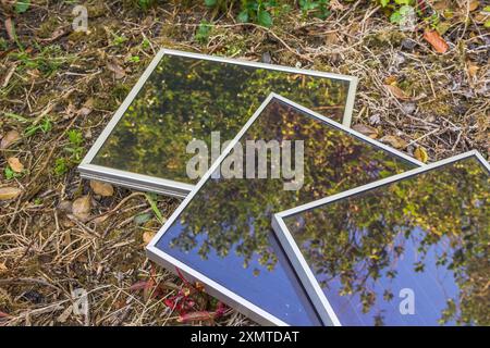 Vecchia tecnologia a energia solare - pannelli solari ASI (Amorphous Silicon) Schott RWE 12 v 5 w. in giardino. Utilizzo di energia solare per un'irrigazione ecocompatibile. Vedere Note. Foto Stock