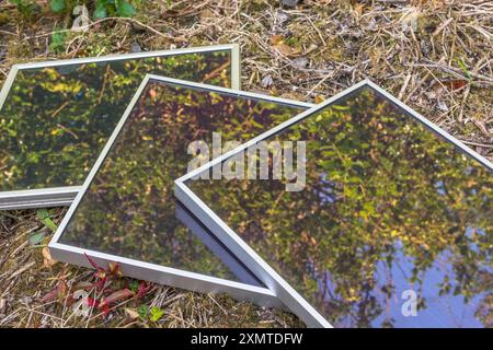 Vecchia tecnologia a energia solare - pannelli solari ASI (Amorphous Silicon) Schott RWE 12 v 5 w. in giardino. Utilizzo di energia solare per un'irrigazione ecocompatibile. Vedere Note. Foto Stock