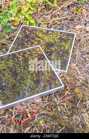 Vecchia tecnologia a energia solare - pannelli solari ASI (Amorphous Silicon) Schott RWE 12 v 5 w. in giardino. Utilizzo di energia solare per un'irrigazione ecocompatibile. Vedere Note. Foto Stock