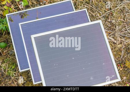 Vecchia tecnologia a energia solare - pannelli solari ASI (Amorphous Silicon) Schott RWE 12 v 5 w. in giardino. Utilizzo di energia solare per un'irrigazione ecocompatibile. Vedere Note. Foto Stock