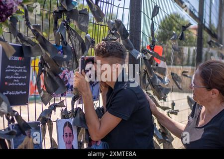 Majdal Shams, Israele. 29 luglio 2024. Famiglie e parenti piangono nel sito di un attacco missilistico nella città drusa di Majd al-Shams nelle alture del Golan controllate da Israele. Crediti: Ilia Yefimovich/dpa/Alamy Live News Foto Stock