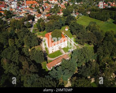 Luftbild Senftenberg ist eine Stadt im Süden Brandeburgs am gleichnamigen SEE gelegen. Schlosspark Senftenberg mit Festung. Senftenberg Brandenburg Deutschland *** Vista aerea Senftenberg è una città nel sud del Brandeburgo situata sul lago omonimo Parco del Castello di Senftenberg con Fortezza di Senftenberg Brandeburgo Germania Senftenberg23 00108 Foto Stock