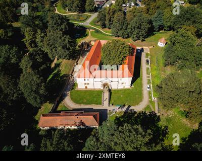 Luftbild Senftenberg ist eine Stadt im Süden Brandeburgs am gleichnamigen SEE gelegen. Schlosspark Senftenberg mit Festung. Senftenberg Brandenburg Deutschland *** Vista aerea Senftenberg è una città nel sud del Brandeburgo situata sul lago omonimo Parco del Castello di Senftenberg con Fortezza di Senftenberg Brandeburgo Germania Senftenberg23 00112 Foto Stock