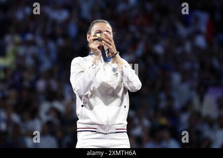 29 luglio 2024, Parigi, Ile de France, Francia: MANON APITHY-BRUNET di Francia mostra la sua medaglia d'oro durante la cerimonia della vittoria della sciabola individuale femminile di scherma alle Olimpiadi di Parigi 2024 (Credit Image: © Mickael Chavet/ZUMA Press Wire) SOLO PER USO EDITORIALE! Non per USO commerciale! Foto Stock