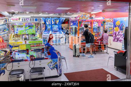 Nakano, Giappone - 24 maggio 2024: People are playing Pachinko in a Japanese Arcade. Slot machine Foto Stock