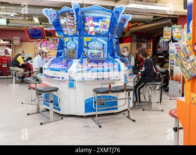 Nakano, Giappone - 24 maggio 2024: People are playing Pachinko in a Japanese Arcade. Slot machine Foto Stock