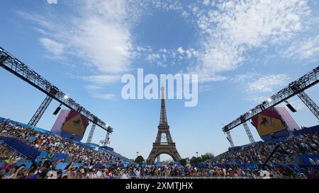 Parigi, Francia. 29 luglio 2024. Peple interagisce con i vincitori del Trocadero Champions Park per i Giochi Olimpici di Parigi 2024 a Parigi, Francia, 29 luglio 2024. Crediti: Li Ying/Xinhua/Alamy Live News Foto Stock