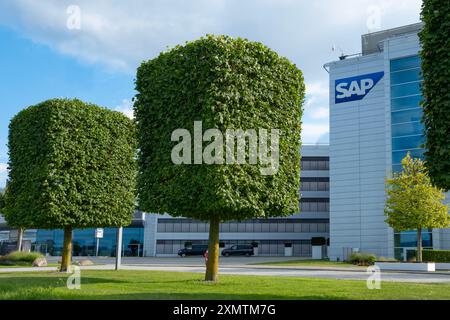 Il logo SAP se viene visualizzato in modo preminente sulla facciata della moderna sede centrale aziendale, il campus aziendale SAP, a simboleggiare la leadership globale nel settore software, Wall Foto Stock