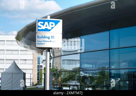 Il logo SAP se viene visualizzato in modo preminente sulla facciata della moderna sede centrale aziendale, il campus aziendale SAP, a simboleggiare la leadership globale nel settore software, Wall Foto Stock