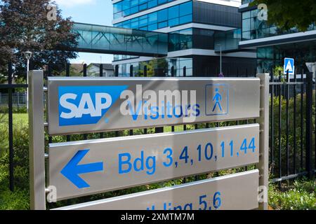 Il logo SAP se viene visualizzato in modo preminente sulla facciata della moderna sede centrale aziendale, il campus aziendale SAP, a simboleggiare la leadership globale nel settore software, Wall Foto Stock