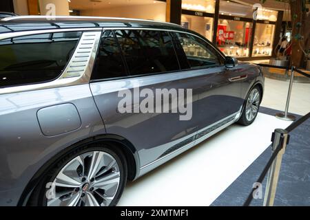 silver Hongqi e-HS9 SUV elettrico full-size di lusso, marchio cinese Hongqi in Studio, trasporto a emissioni zero, innovazione per auto elettriche, Francoforte, G. Foto Stock