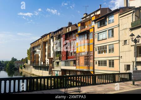 Vecchie case colorate sulla riva del fiume Agout a Castres, Francia Foto Stock