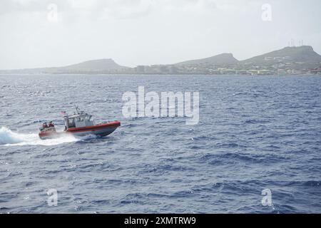 La nave da taglio Coast Guard Cutter Stone (WMSL 758), lunga distanza da 35 piedi, effettua un trasferimento passeggeri nei pressi di Curacao, il 3 luglio 2024. Stone operava nell’Oceano Atlantico a sostegno della stabilità e della sicurezza marittima nella regione. (Foto della Guardia Costiera degli Stati Uniti di Alana Kickhoefer) Foto Stock