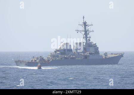 La Guardia Costiera Cutter Stone (WMSL 758) conduce operazioni su piccole imbarcazioni con il cacciatorpediniere missilistico guidato classe Arleigh Burke USS Donald Cook (DDG 75), 1 luglio 2024, poiché entrambe le navi operano nell'Oceano Atlantico. Entrambe le unità operavano a sostegno della stabilità e della sicurezza marittima nella regione. (Foto della Guardia Costiera degli Stati Uniti di Alana Kickhoefer) Foto Stock