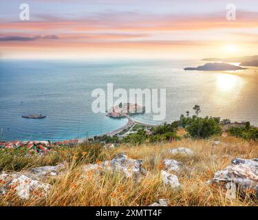 Affascinante vista al tramonto della costa adriatica e dell'isolotto Sveti Stefan dalla chiesa di st. Punto panoramico di Sava vicino a Budwa. Ubicazione: chiesa di S. Sava punto panoramico, Monte Foto Stock