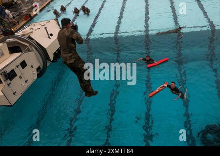 Un soldato dell'esercito degli Stati Uniti assegnato al 79th Infantry Brigade Combat Team, California Army National Guard, si tuffa in una piscina mentre bendato durante l'addestramento annuale a Camp Pendleton, California, 17 luglio 2024. Durante l'addestramento annuale, il 79th IBCT ha tenuto una valutazione del ranger per determinare la preparazione dei soldati per la Ranger School. (Foto dell'esercito statunitense di William Griffen) Foto Stock