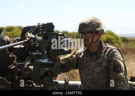 Jacob Valdez, membri dell'equipaggio dei cannoni assegnati alla 143rd Field Artillery, 79th Infantry Brigade Combat Team, controlla il riferimento di mira primario della sua squadra M1193A Howitzer a Camp Pendleton, California, 19 luglio 2024. (Foto della Guardia Nazionale dell'Esercito degli Stati Uniti del sergente William Griffen) Foto Stock