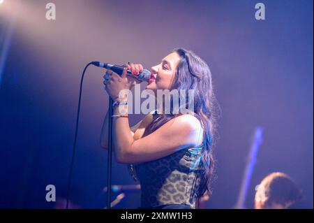 I Mysterines suonano sul Leadmill Stage al Tramlines 2024 Foto Stock