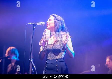 I Mysterines suonano sul Leadmill Stage al Tramlines 2024 Foto Stock