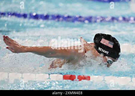 Parigi, Francia. 29 luglio 2024. Emma Weyant degli Stati Uniti gareggia nella finale individuale di Medley femminile 400m alle Olimpiadi di Parigi 2024 all'Arena le Defense di Parigi, Francia, lunedì 29 luglio 2024. Summer McIntosh del Canada ha vinto l'oro, Katie Grimes degli Stati Uniti ha vinto l'argento e Emma Weyant degli Stati Uniti ha vinto il bronzo. Foto di Richard Ellis/UPI credito: UPI/Alamy Live News Foto Stock