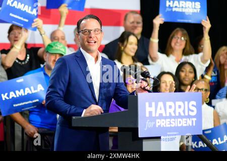 Il governatore Josh Shapiro, affiancato dal governatore Gretchen Whitmer, sale sul palco per un raduno a sostegno di Kamala Harris, tenuto da The Pennsylvania and Michigan Governors il 29 luglio 2024 a Lower Gwynned, PA, USA. Crediti: OOgImages/Alamy Live News Foto Stock