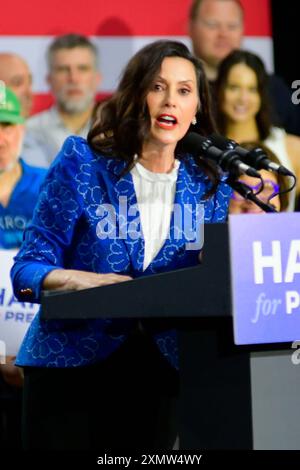 Il governatore Gretchen Whitmer, affiancato dal governatore Josh Shapiro, sale sul palco per un raduno a sostegno di Kamala Harris tenuto in testa dai governatori della Pennsylvania e del Michigan il 29 luglio 2024 a Lower Gwynned, PA, USA. Crediti: OOgImages/Alamy Live News Foto Stock