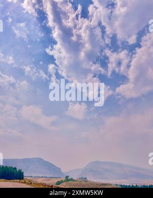 Nuvole di fumo sulle montagne che guardano a ovest da Cody, Wyoming, verso il passo orientale per il parco nazionale di Yellowstone. Foto Stock