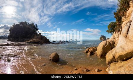 Little Kaiteriteri Beach: Un paesaggio costiero mozzafiato con splendide sabbie dorate e acque cristalline blu, il Kaiteriteri Recreation Reser Foto Stock