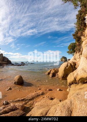 Little Kaiteriteri Beach: Un paesaggio costiero mozzafiato con splendide sabbie dorate e acque cristalline blu, il Kaiteriteri Recreation Reser Foto Stock