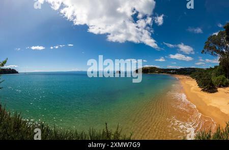 Little Kaiteriteri Beach: Un paesaggio costiero mozzafiato con splendide sabbie dorate e acque cristalline blu, il Kaiteriteri Recreation Reser Foto Stock