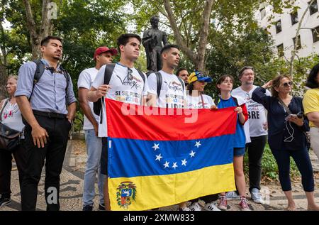 Lisbona, Portogallo. 29 luglio 2024. I manifestanti tengono capovolta la bandiera venezuelana e cantano slogan durante una dimostrazione vicino al monumento all'eroe dell'indipendenza venezuelano Simon Bolivar a Lisbona. La società civile venezuelana in Portogallo ha organizzato una manifestazione e protesta nei dintorni di Liberdade Avenue nella capitale portoghese per chiedere la revisione dei registri elettorali delle ultime elezioni venezuelane in cui è stato rieletto il presidente Nicolas Maduro Moros. (Foto di Jorge Castellanos/SOPA Images/Sipa USA) credito: SIPA USA/Alamy Live News Foto Stock