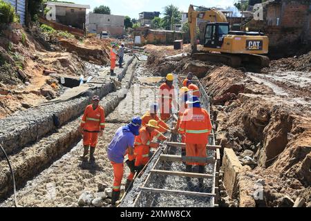 Operaio edile a salvador salvador salvador, bahia, brasile - 15 maggio 2024: Lavoratori che costruiscono il letto di drenaggio di un canale fognario nella città di Salvador. SALVADOR BAHIA BRASILE Copyright: XJoaxSouzax 150524JOA333 Foto Stock