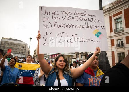 Madrid, Spagna. 29 luglio 2024. Un manifestante piange e tiene un cartello, durante una manifestazione a Puerta del Sol nel centro di Madrid. La comunità venezuelana residente a Madrid ha chiesto una protesta contro i risultati elettorali in Venezuela. Credito: SOPA Images Limited/Alamy Live News Foto Stock