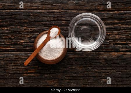 Bicarbonato di sodio - composto solido cristallino e acqua cristallina Foto Stock