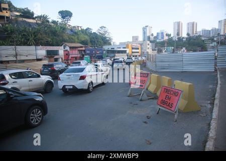 salvador, bahia, brasile - 29 luglio 2022: Deviazione segnaletica presso il cantiere della corsia esclusiva per il sistema di trasporto BRT nel Chan Lucaia Foto Stock