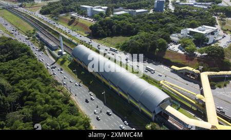 salvador, bahia, brasile - 11 ottobre 2023: Vista aerea dello stadio metropolitano pituacu nella città di Salvador. Foto Stock