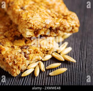 Barre di granola OAT su un tavolo di legno Foto Stock