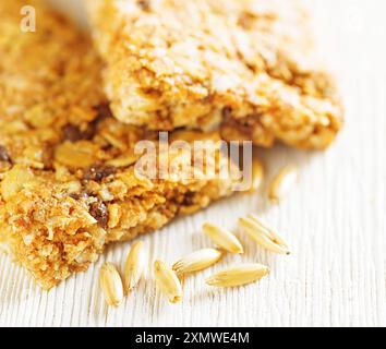 Barre di granola OAT su un tavolo di legno Foto Stock