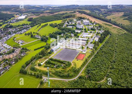 Luftbild, Gelände der Hachenberg-Kaserne, Waldgebiet mit Waldschäden, Rothaarsteig, Erndtebrück, Kreis Siegen-Wittgenstein, Nordrhein-Westfalen, Deutschland ACHTUNGxMINDESTHONORARx60xEURO *** Fotografia aerea, sito delle caserme di Hachenberg, area forestale con danni forestali, Rothaarsteig, Erndtebrück, distretto di Siegen Wittgenstein, Renania settentrionale-Vestfalia, Germania ATTENTIONxMINDESTHONORARx60xEURO Foto Stock